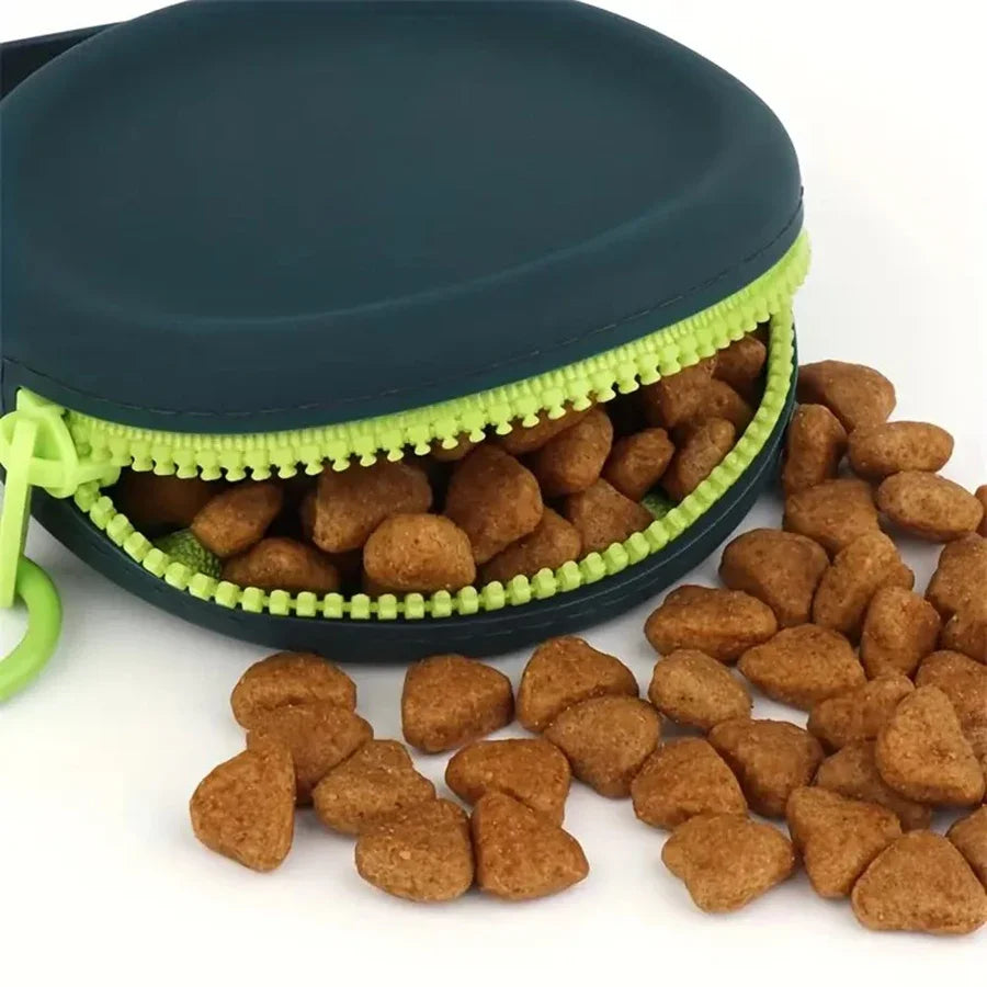 Porta-snack in silicone aperto con crocchette