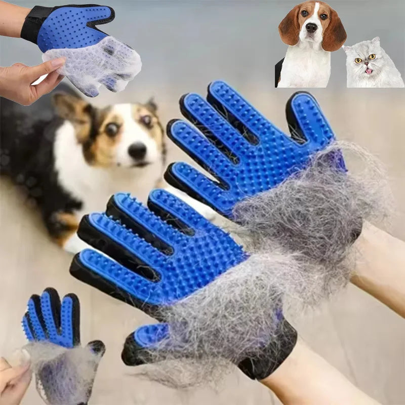 Guanto toelettatura mentre raccoglie il pelo di un cane